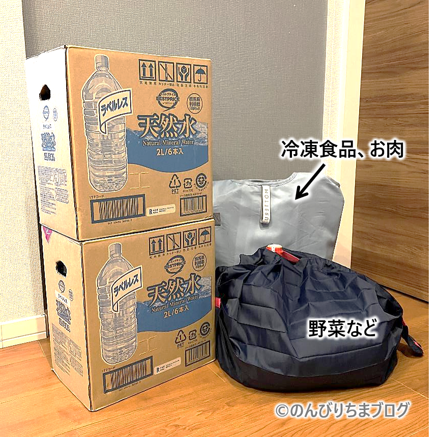 水の箱と食料品